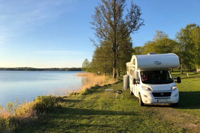 Camping sur le lac en Suède avec camping-car SkandiTrip